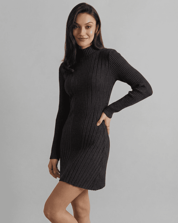 Vestido mini negro elegante para mujer, cuello alto y silueta A-line. Perfecto para otoño/invierno.