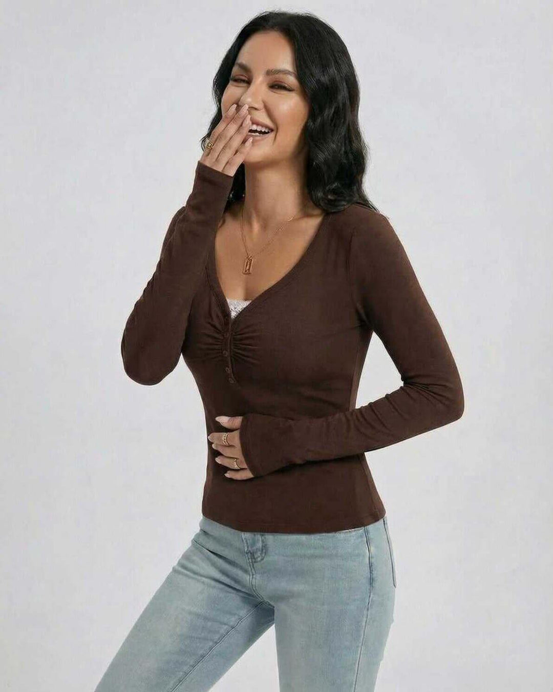 Suéter mocha de mujer, cuello V, mangas largas. Combina elegancia y comodidad para tu armario de invierno.