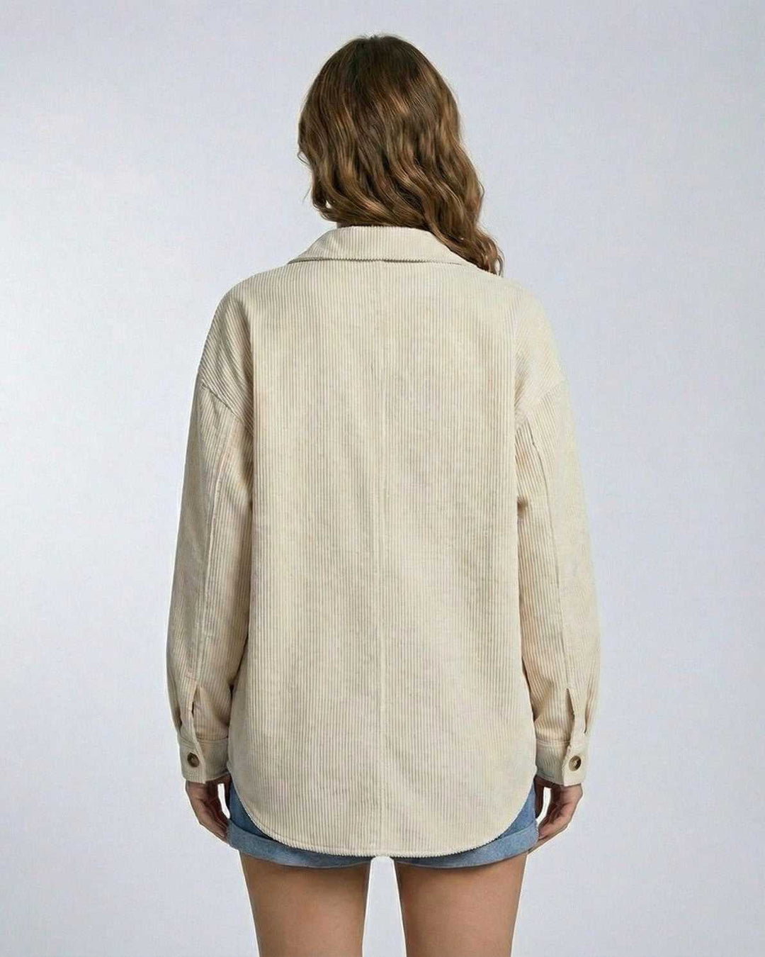 Chaqueta de moda oversize para mujer con botones, estilo casual chic, perfecta para un look relajado.