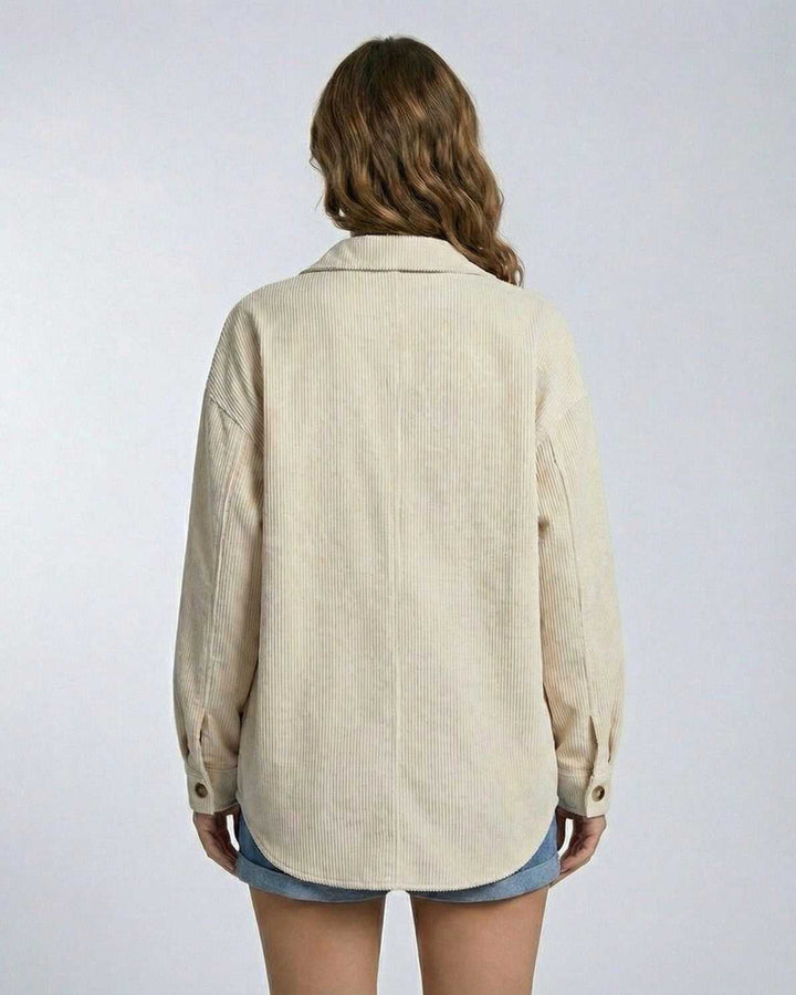 Chaqueta de moda oversize para mujer con botones, estilo casual chic, perfecta para un look relajado.
