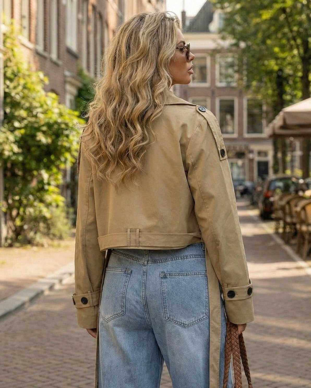 Elegante trench corto de mujer con doble botonadura y cinturón. Perfecto para atuendos casuales chic.