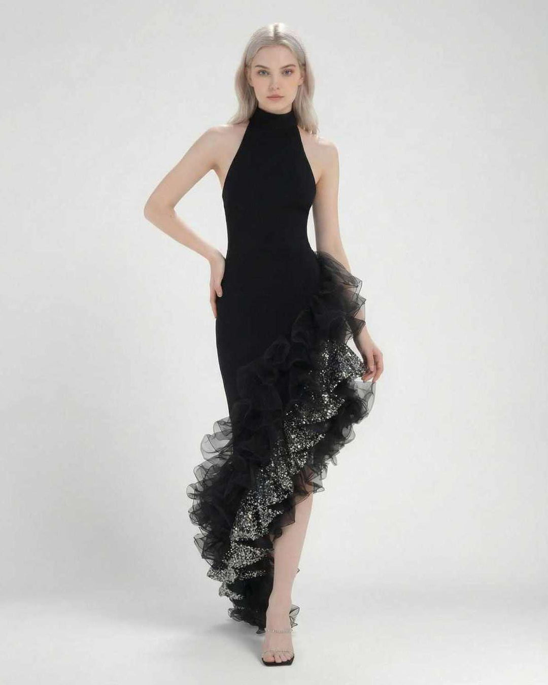 Vestido de cóctel maxi negro con cuello halter y detalle de volantes, un diseño formal y chic para mujer.