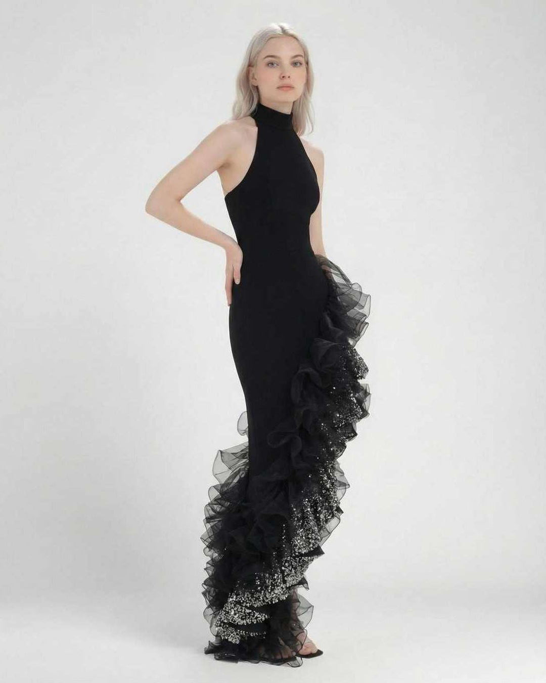 Vestido asimétrico negro para mujer, largo maxi con cuello halter, volantes y estilo elegante para fiesta nocturna.