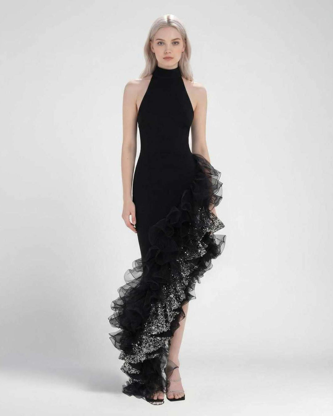Vestido maxi negro elegante para mujer con cuello halter, ideal para noche, fiesta o gala. Diseño asimétrico.