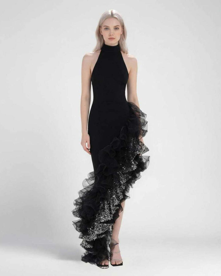 Vestido maxi negro elegante para mujer con cuello halter, ideal para noche, fiesta o gala. Diseño asimétrico.