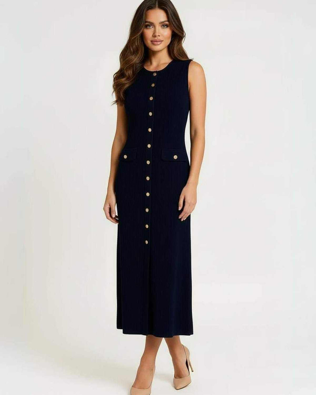 Descubre el vestido midi mujer azul marino con botones dorados. Diseño elegante y sin mangas, ideal para oficina o fiesta.