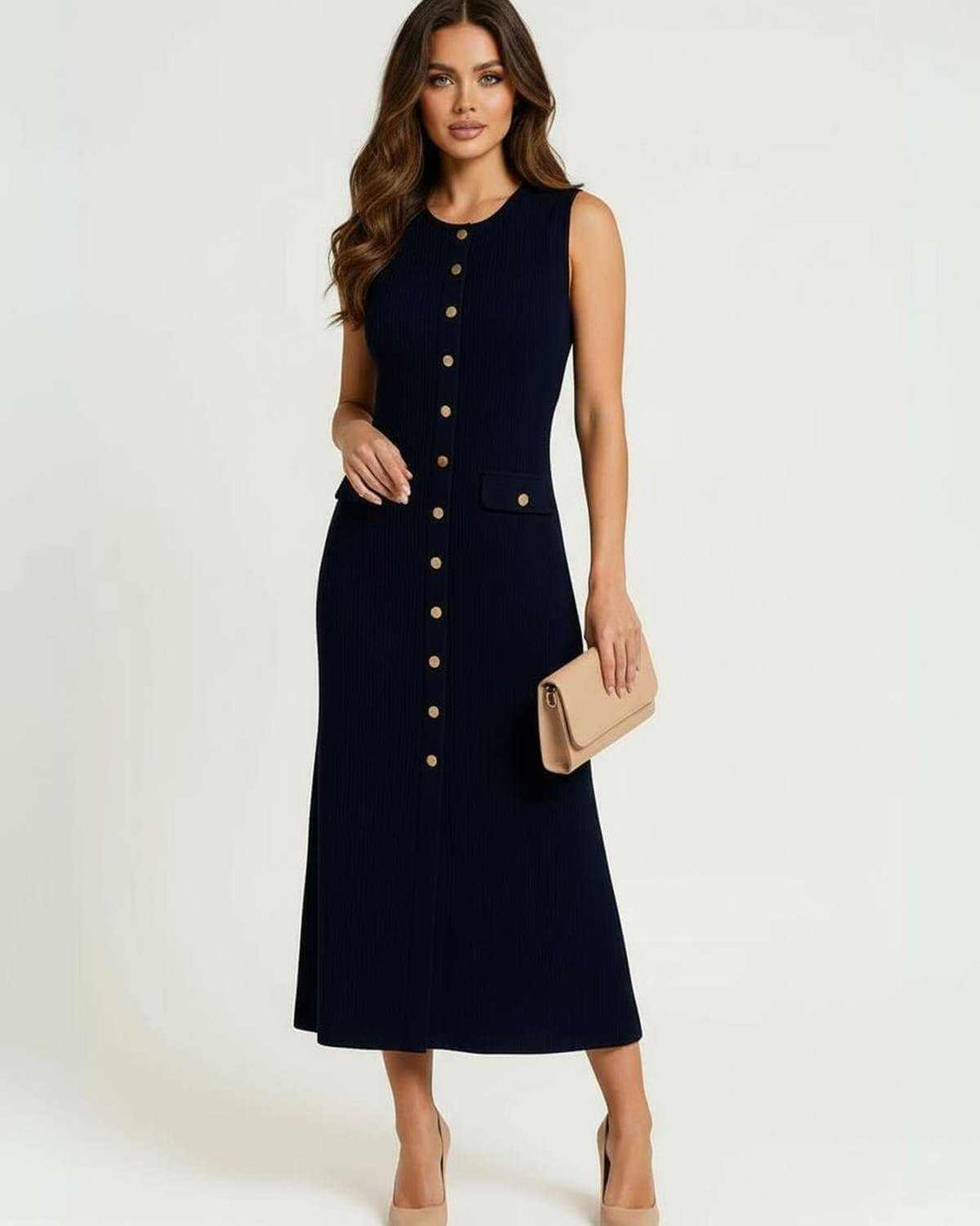 Vestido midi azul marino elegante para mujer, detalles botones dorados. Un básico sofisticado sin mangas.