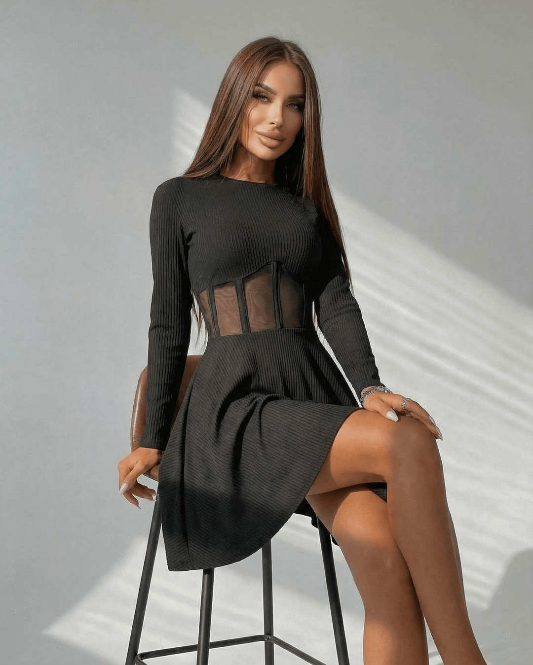 Mini vestido negro de moda con corsé transparente y mangas largas. Estilo elegante para primavera/otoño.