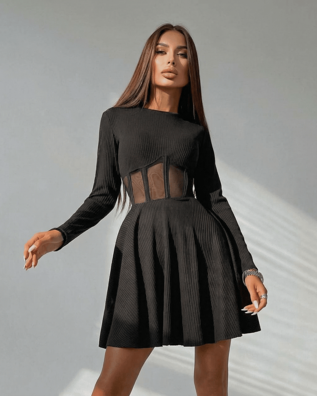Vestido mini negro para mujer con corsé transparente. Versátil para fiestas, cócteles, y eventos elegantes.