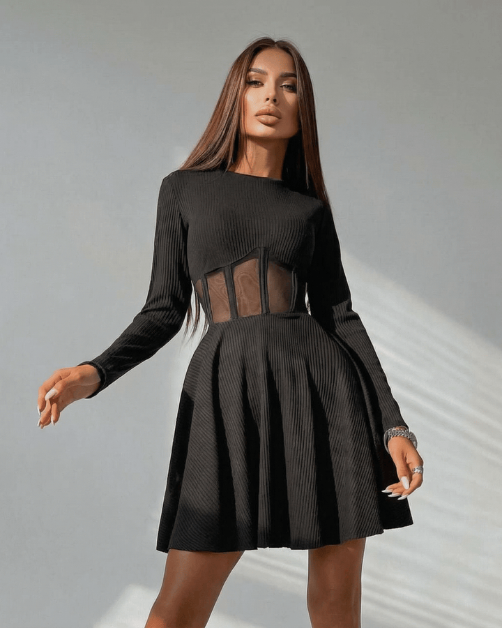 Vestido mini negro para mujer con corsé transparente. Versátil para fiestas, cócteles, y eventos elegantes.
