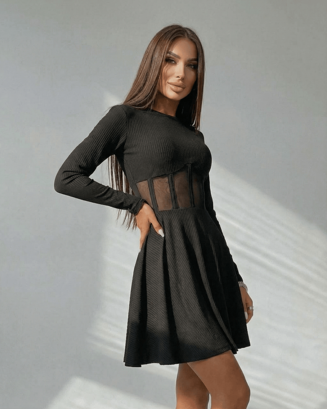 Vestido negro de cóctel mini con corsé transparente y manga larga, silueta A. Ropa de noche moderna y chic.
