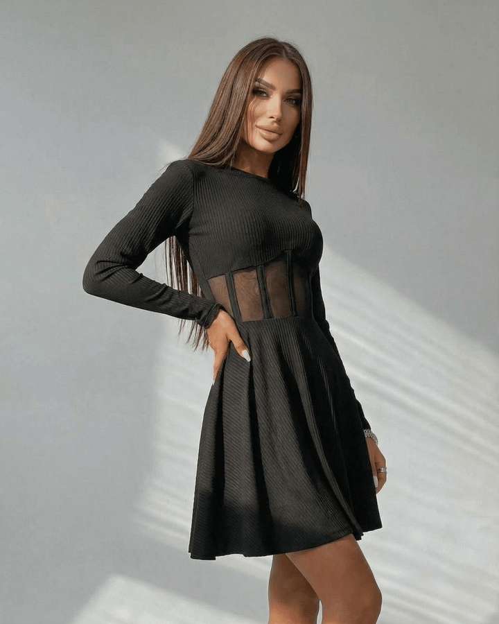 Vestido negro de cóctel mini con corsé transparente y manga larga, silueta A. Ropa de noche moderna y chic.