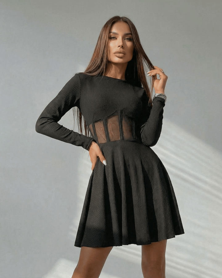Mini vestido negro elegante con detalle de corsé transparente y mangas largas. Moda femenina para ocasiones especiales.
