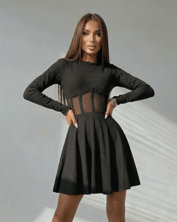 Vestido mini negro de mujer con corsé transparente, mangas largas y silueta A. Ideal para cóctel o fiesta elegante.