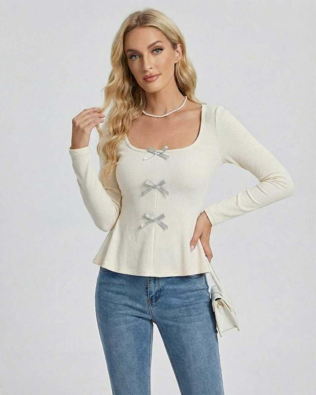Suéter de mujer elegante, cuello cuadrado con lazo frontal. Manga larga, blanco, ideal para invierno y otoño.