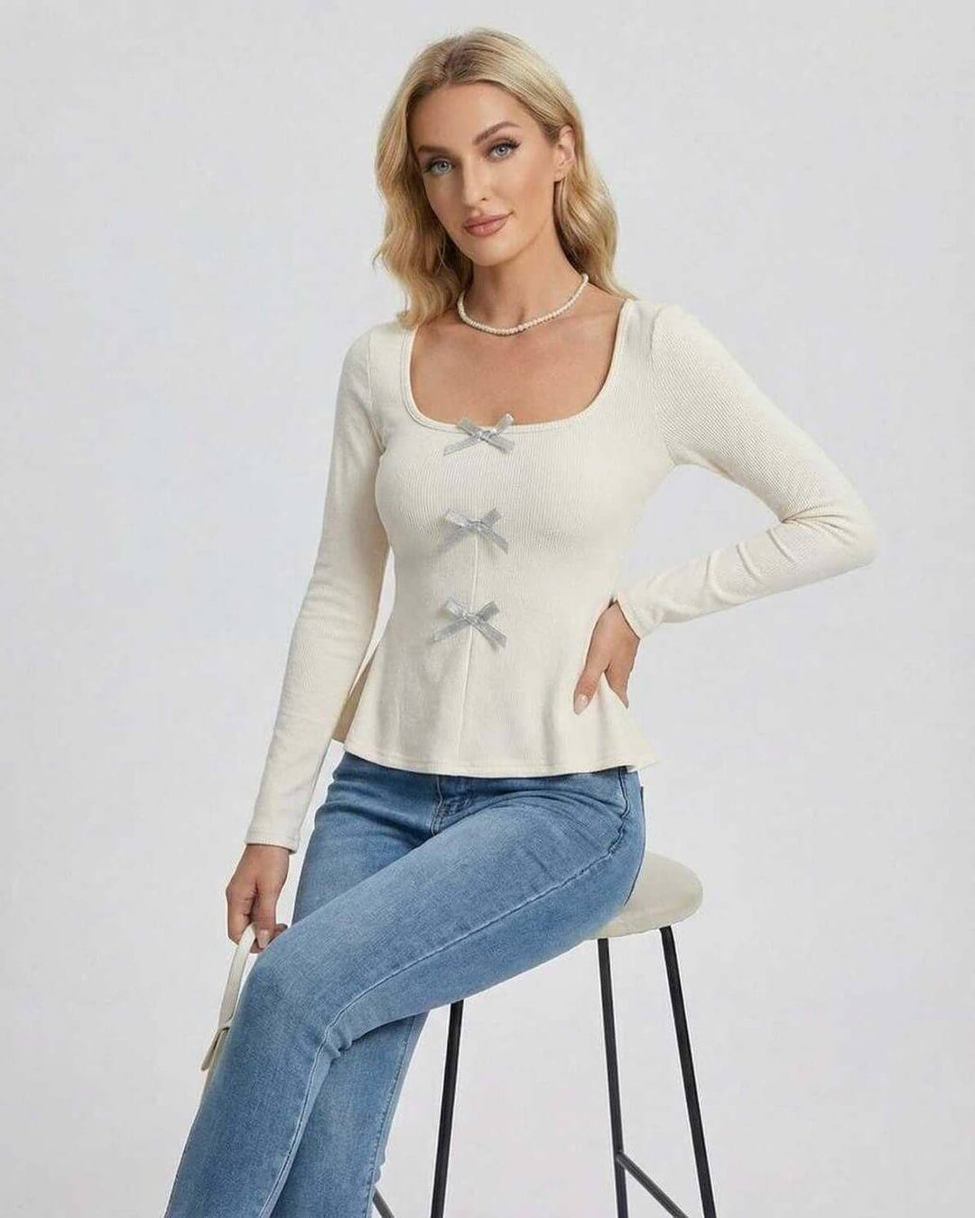 Pulóver blanco de mujer con lazo en el cuello cuadrado. Manga larga, elegante y cómodo para el día a día.