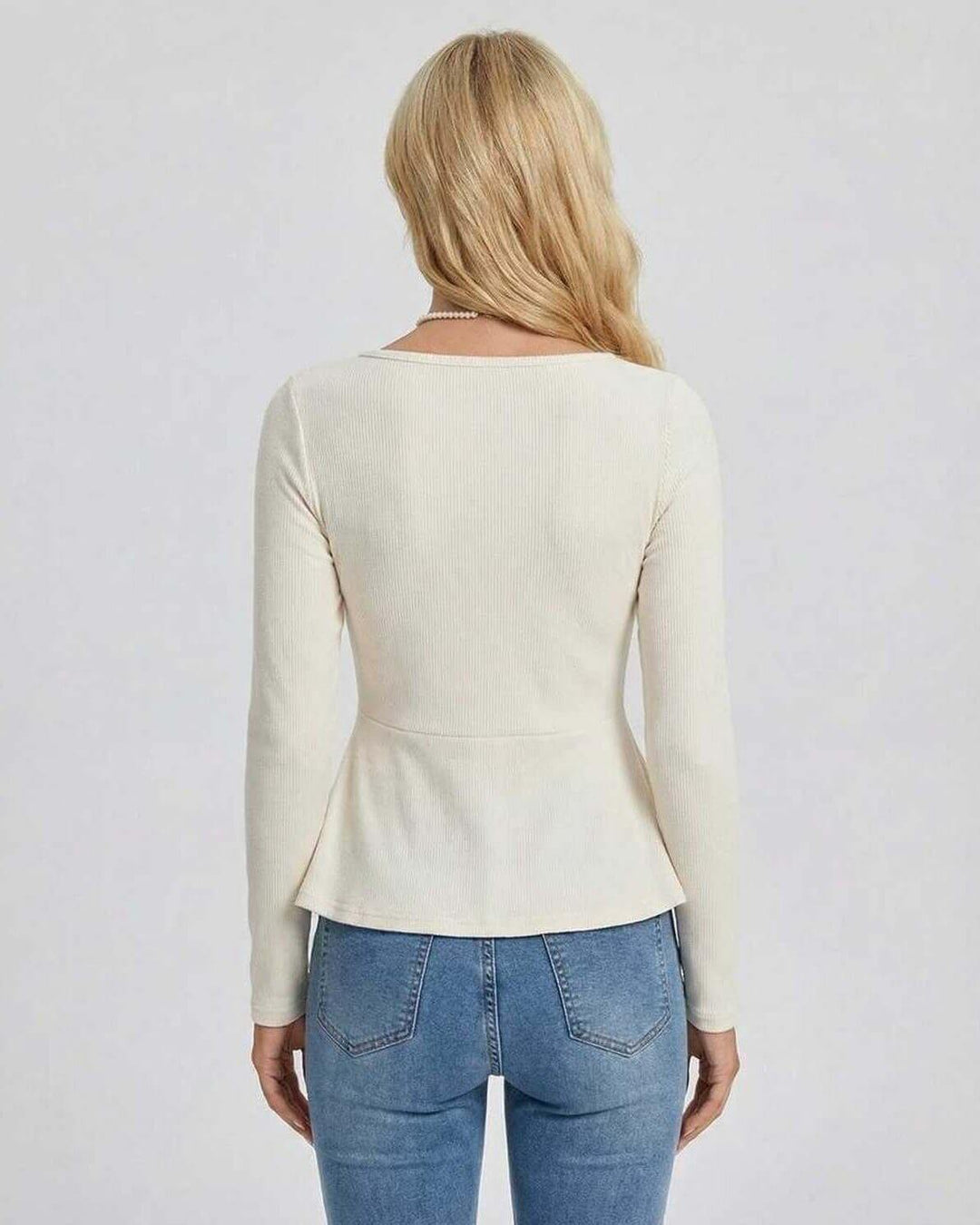 Pulóver blanco ceñido para mujer, cuello cuadrado con lazo decorativo. Versátil para looks casuales o formales.