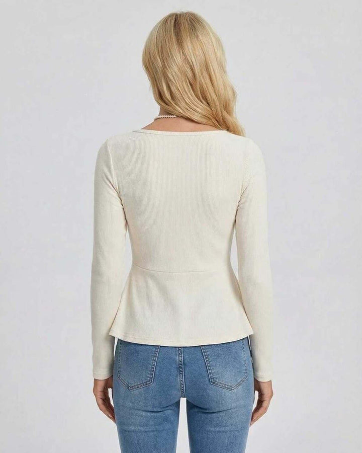 Pulóver blanco ceñido para mujer, cuello cuadrado con lazo decorativo. Versátil para looks casuales o formales.