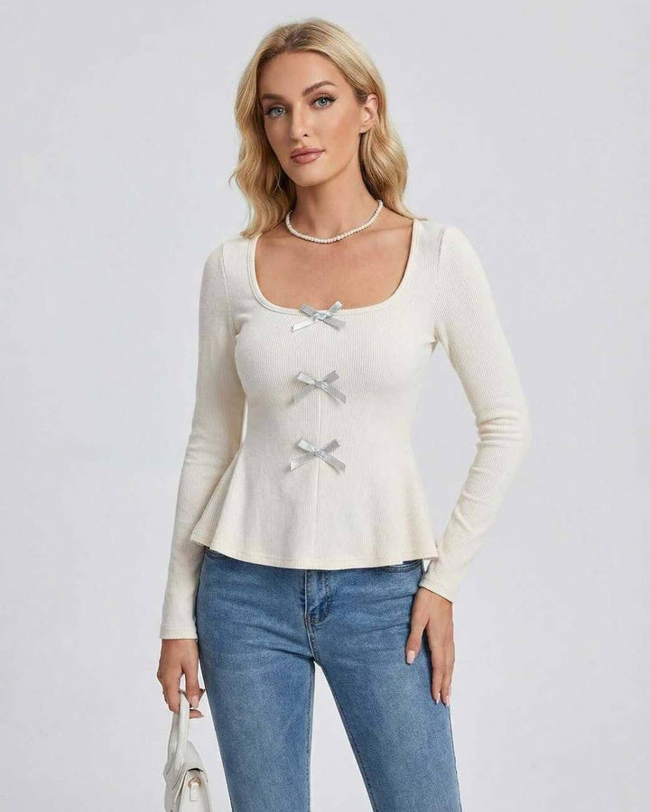 Suéter blanco de mujer con cuello cuadrado y lazo, manga larga. Estilo elegante y moderno para otoño/invierno.