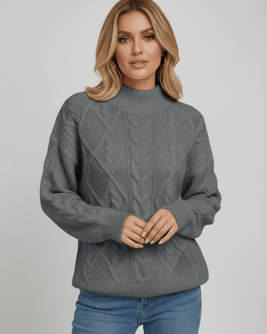 Suéter de mujer blanco, corte oversize y textura única. Imprescindible para la moda cómoda de invierno.