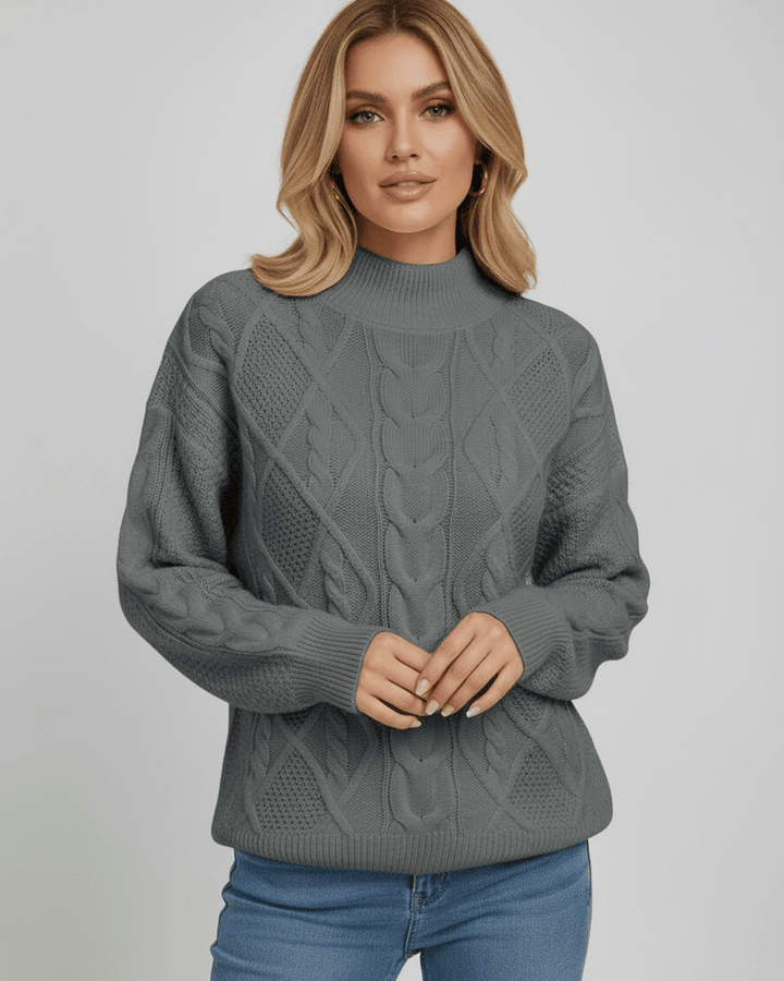Suéter de mujer blanco, corte oversize y textura única. Imprescindible para la moda cómoda de invierno.