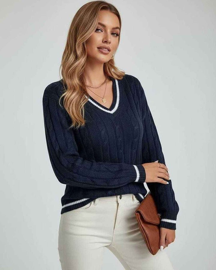 Suéter de mujer blanco, punto trenzado, cuello en V. Confortable y chic para outfits de invierno.