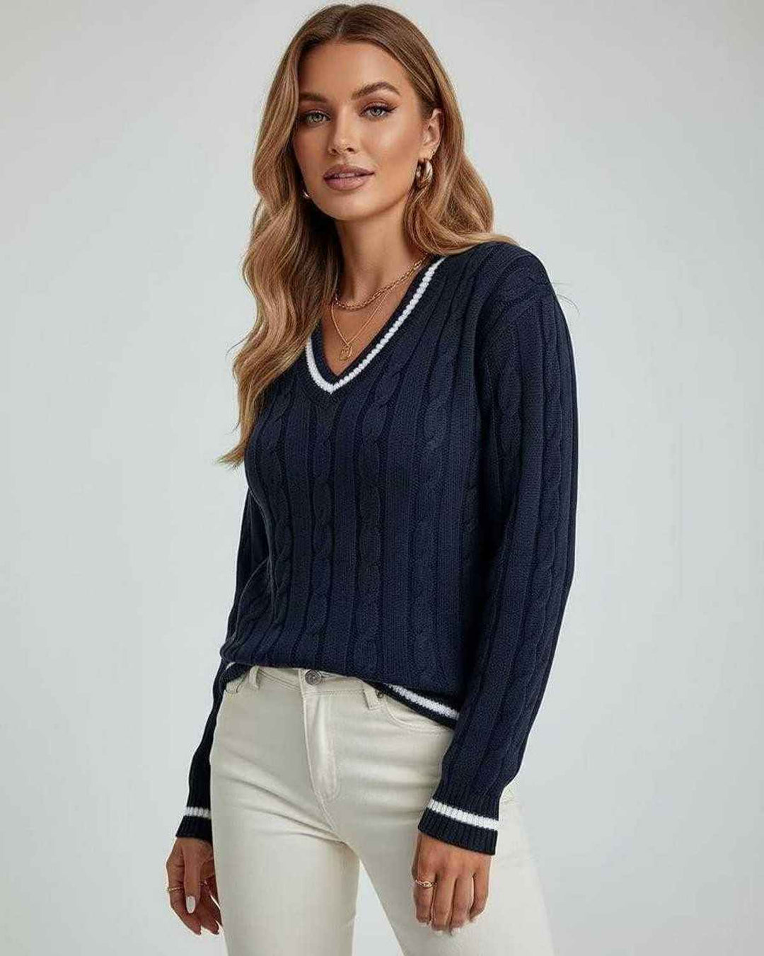Elegante suéter de punto trenzado blanco para mujer con cuello en V. Ideal para estilo atemporal casual.