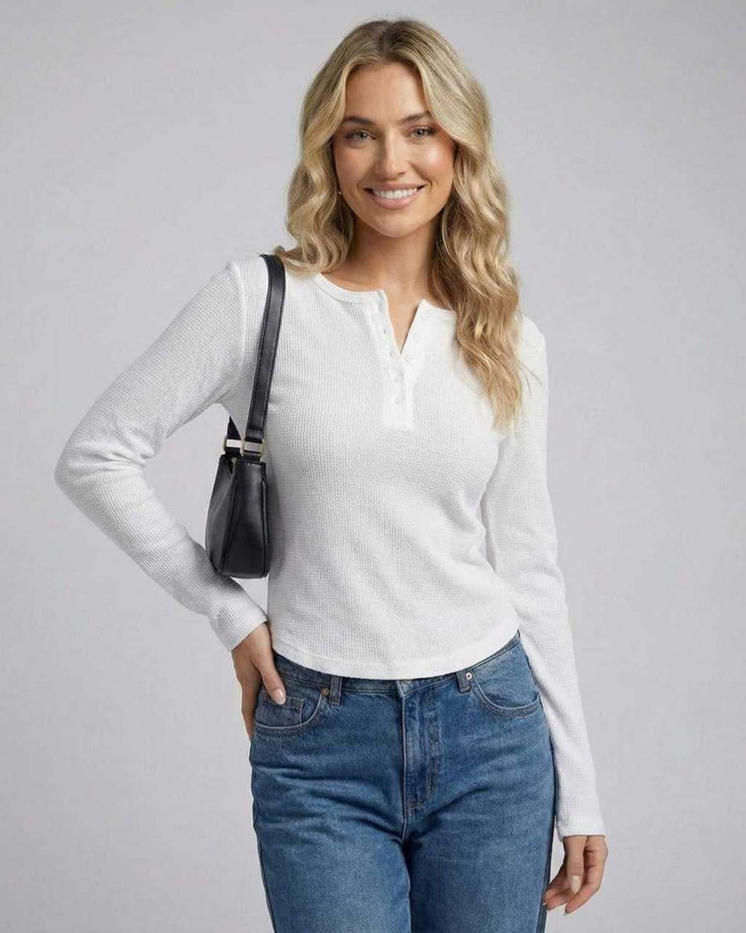Top blanco ajustado de manga larga, prenda básica esencial y versátil para el armario de mujer.