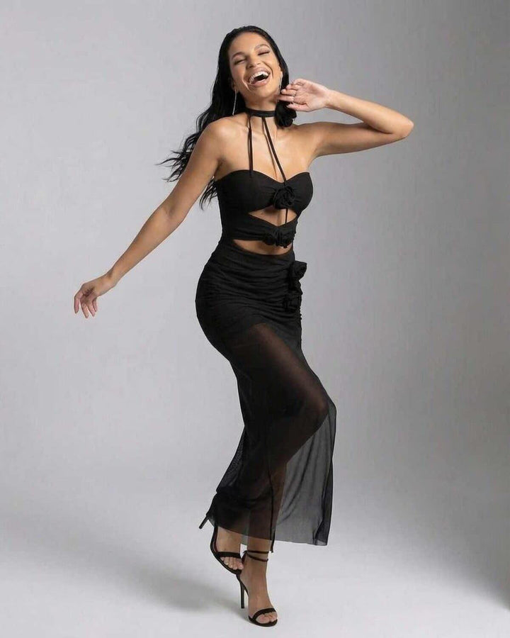 Mujer luciendo un vestido maxi halter negro para eventos formales. Ideal para cenas, fiestas o galas con estilo y sofisticación.