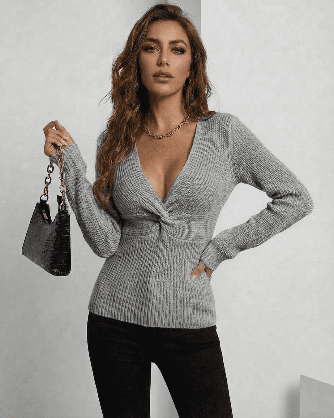Mujer luciendo suéter Nerina gris. Pullover de cuello V y ajuste slim acanalado, moda femenina para otoño.