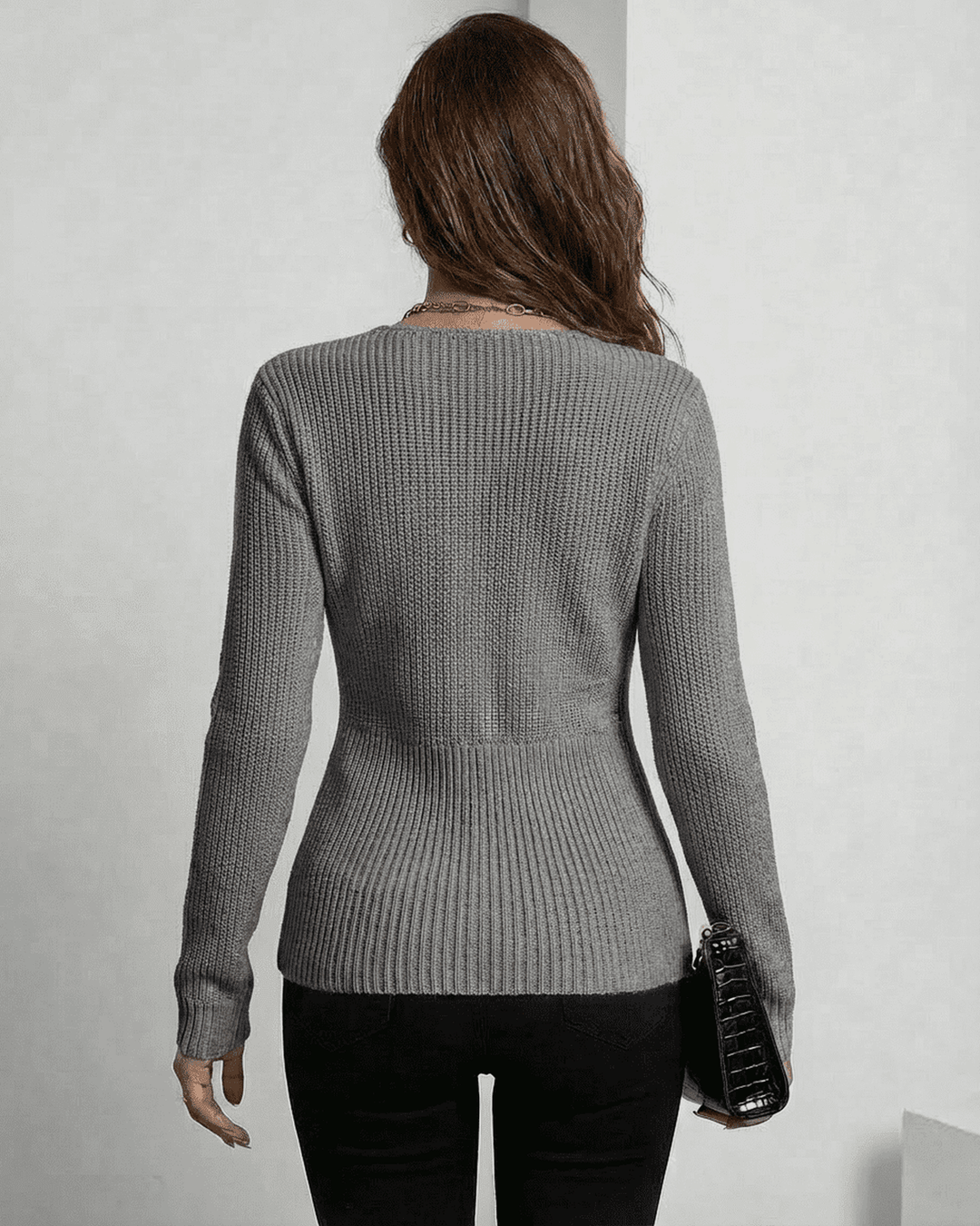Pullover Nerina mujer gris. Cuello en V y ajuste estilizado, perfecto para moda femenina casual o elegante.