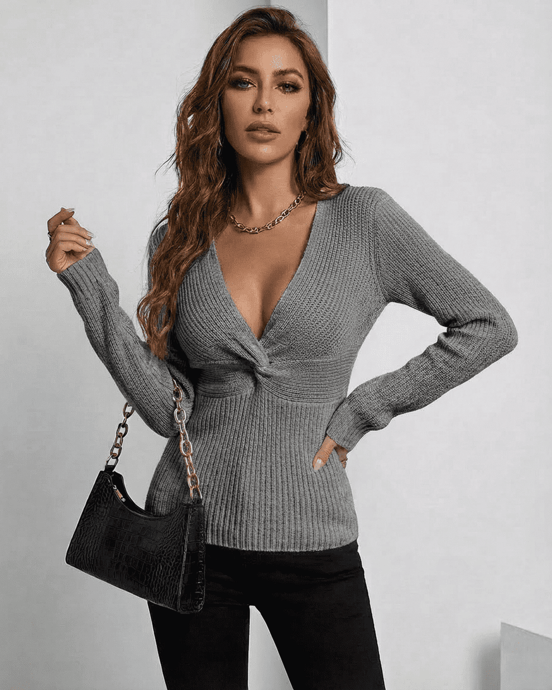 Suéter mujer Nerina gris, cuello en V, ajuste slim. Elegante pullover acanalado para otoño/invierno.