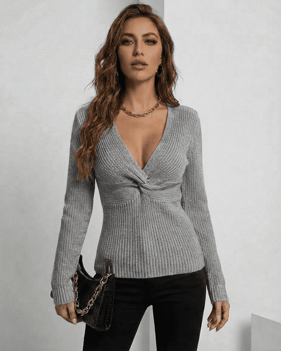 Suéter de mujer Nerina gris para otoño/invierno. Pullover versátil con cuello V y ajuste slim, ropa casual.
