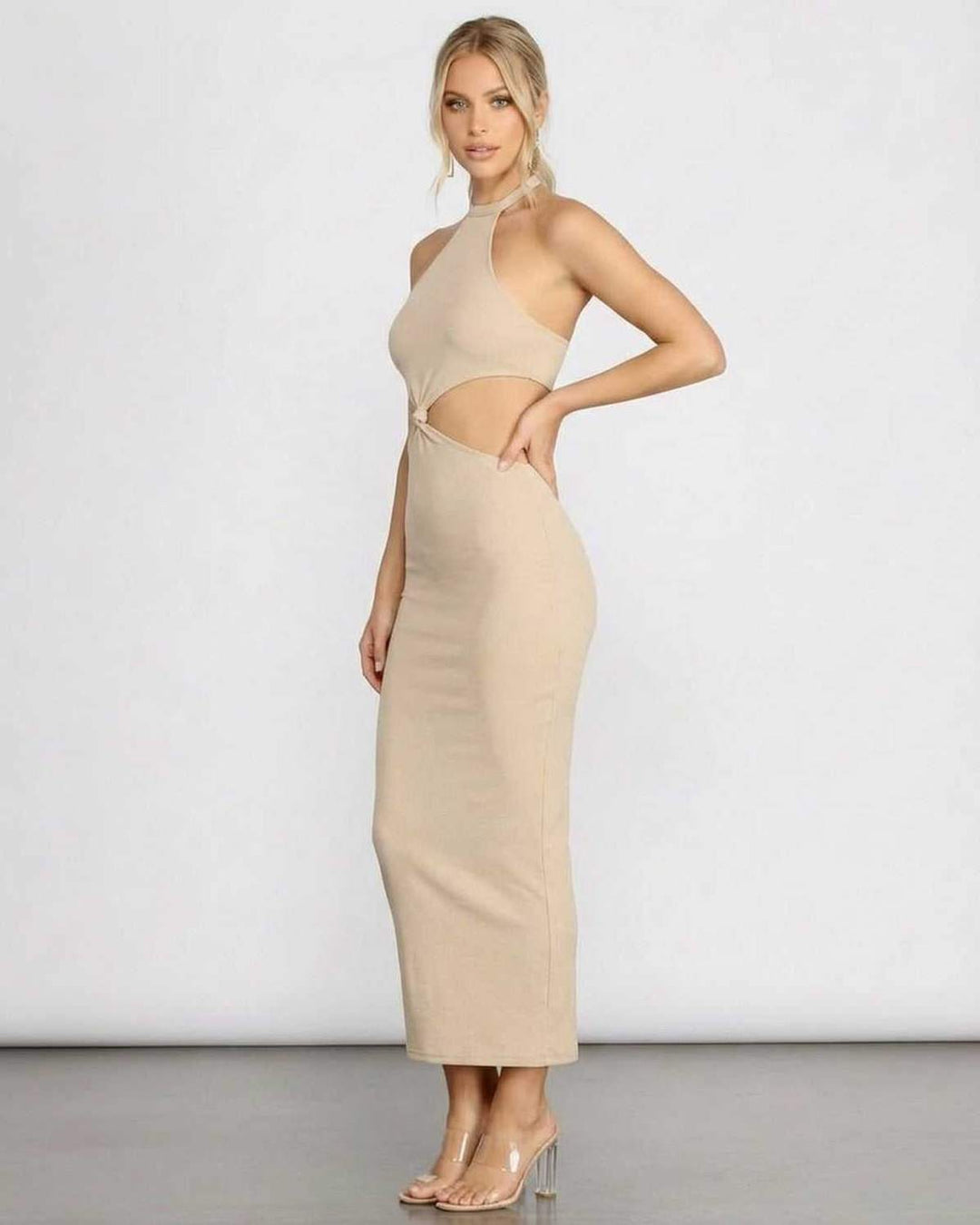 Detalle de vestido midi blanco con escote halter y aberturas en la cintura, estilo sofisticado para mujer.