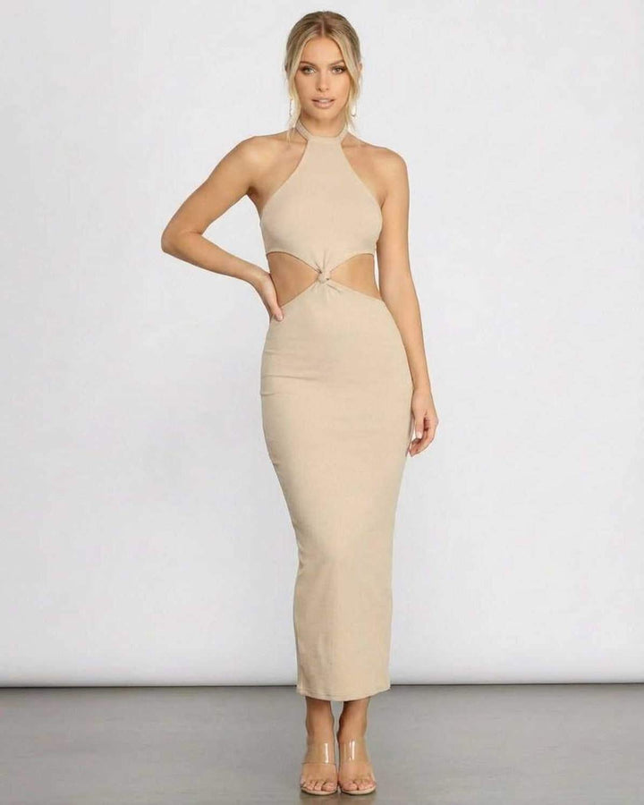 Mujer vistiendo vestido midi halter blanco sin mangas, con aberturas elegantes, ideal para eventos de noche.