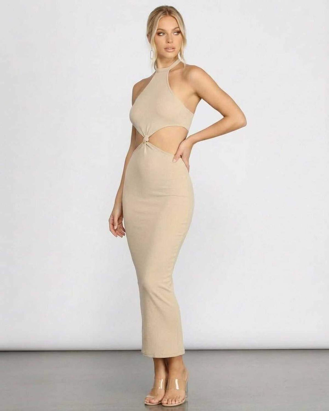 Vestido midi halter blanco elegante con corte en la cintura y aberturas, un look casual chic de verano para mujer.