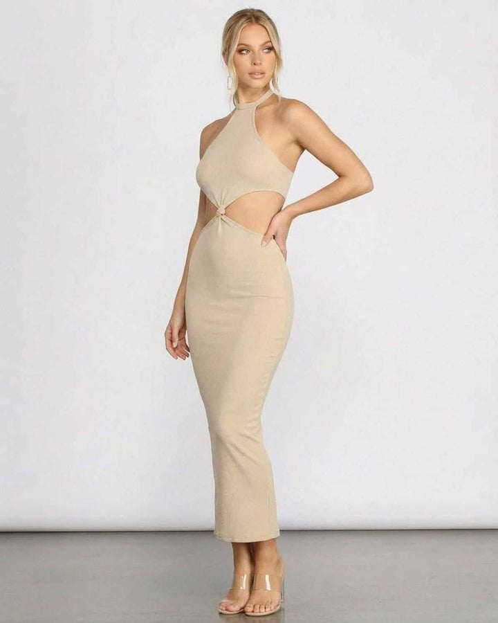 Vestido midi halter blanco elegante con corte en la cintura y aberturas, un look casual chic de verano para mujer.