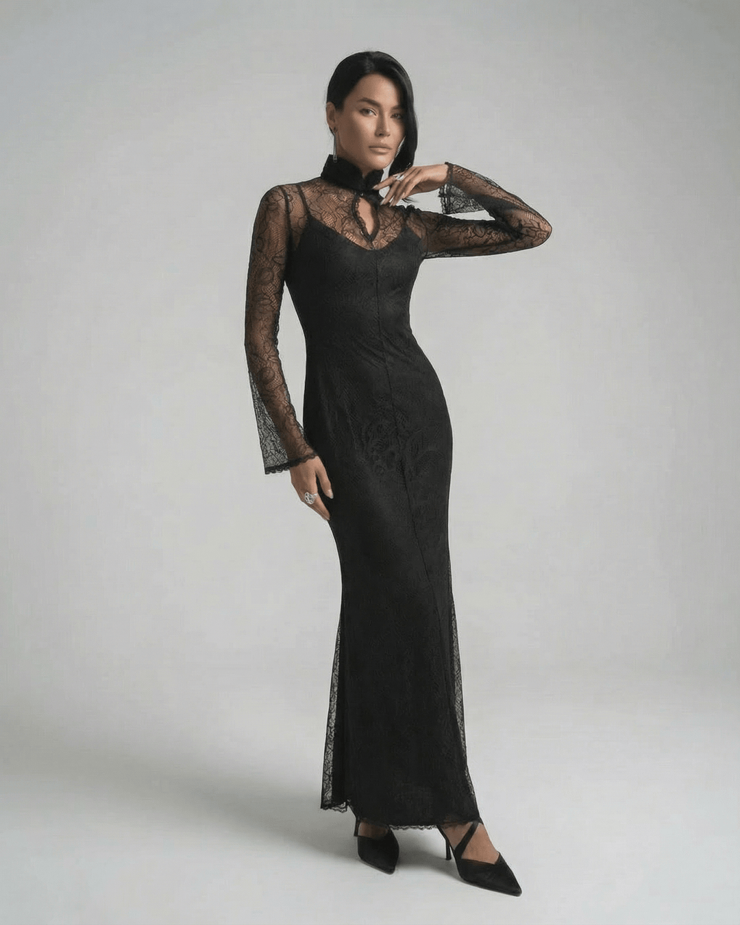 Vestido largo ajustado Noctavia con cuello alto y manga larga, ideal para moda nocturna.