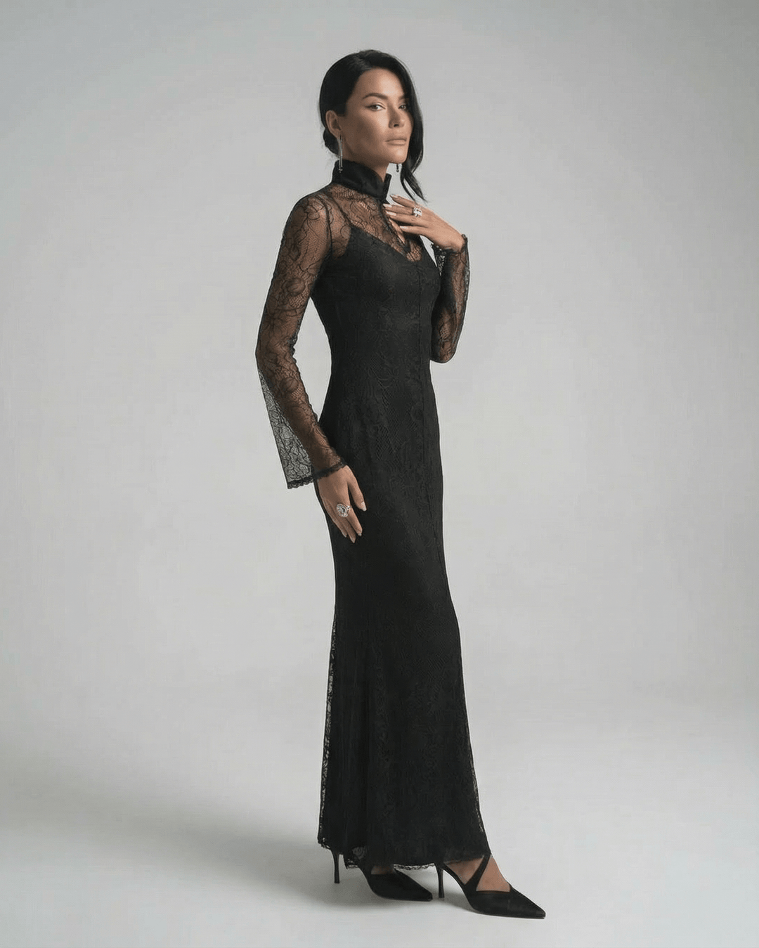 Vestido maxi Noctavia negro, elegante y ajustado, con cuello alto, ideal para noche formal.