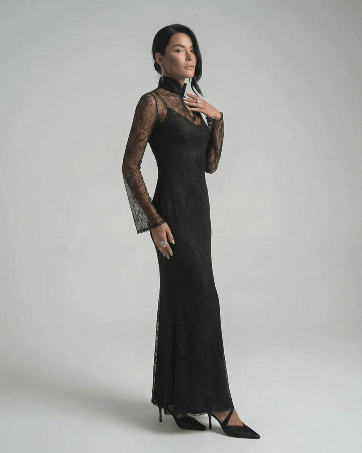 Vestido maxi Noctavia negro, elegante y ajustado, con cuello alto, ideal para noche formal.