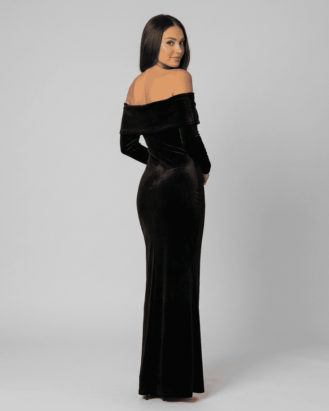 Elegante vestido maxi negro de fiesta para mujer, ajustado, ideal para noche. Escote descapotado, mangas largas.