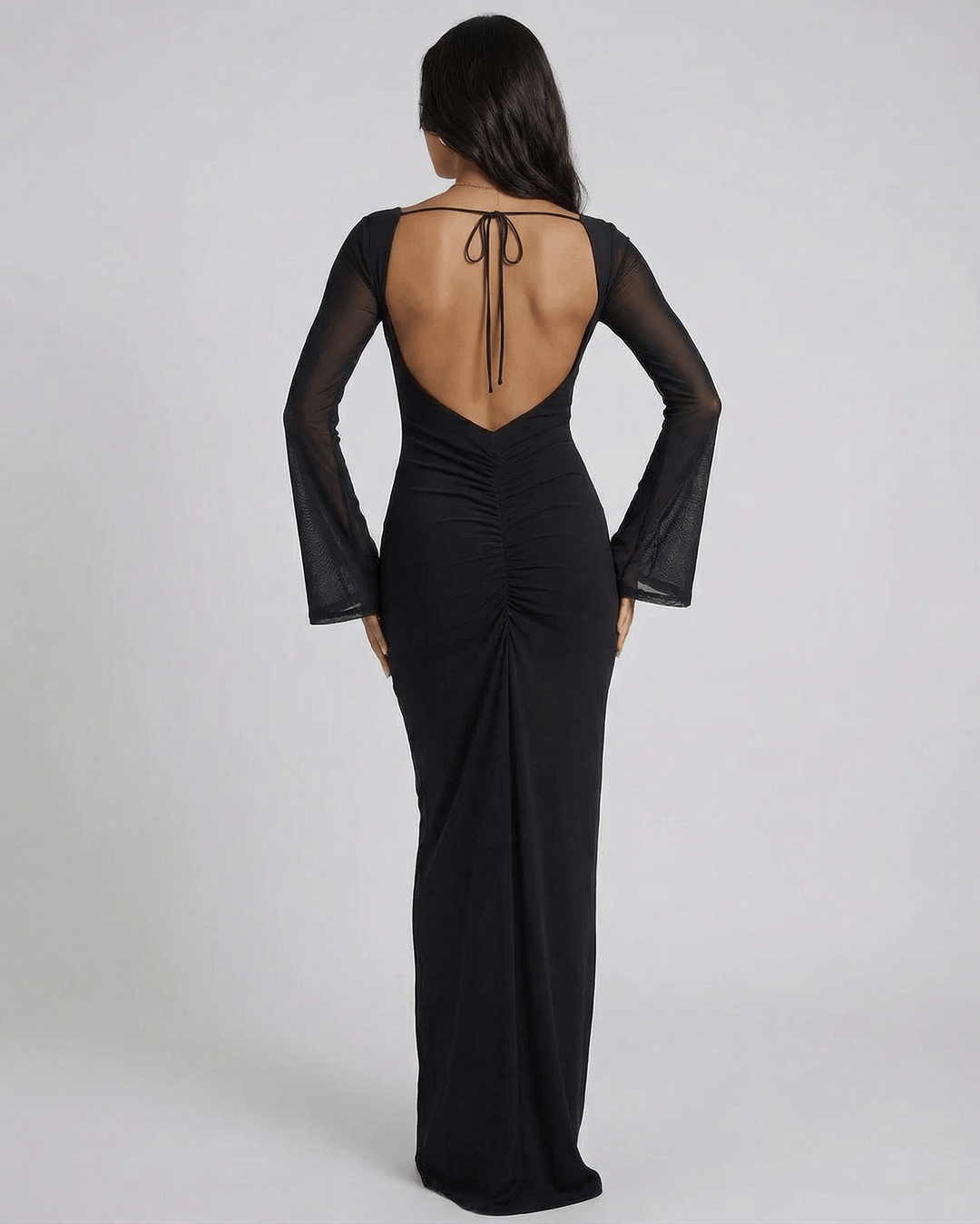 Vestido formal maxi de mujer en blanco, con mangas largas transparentes, perfecto para coctel y eventos.