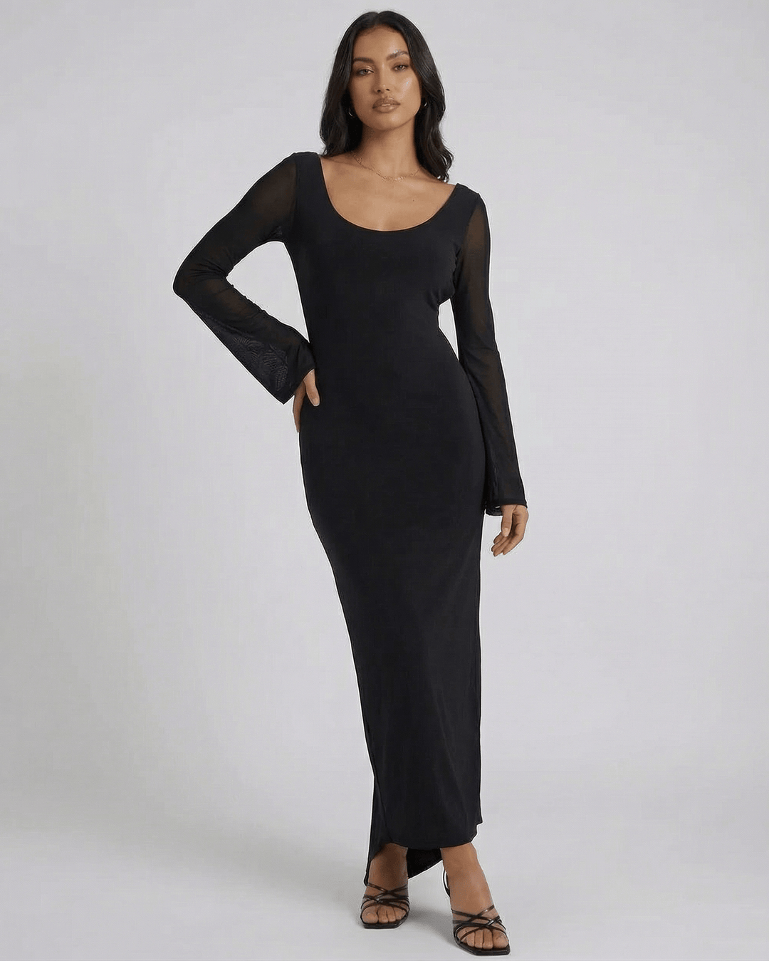 Vestido maxi blanco elegante para mujer, con mangas transparentes, ideal para fiesta o noche.