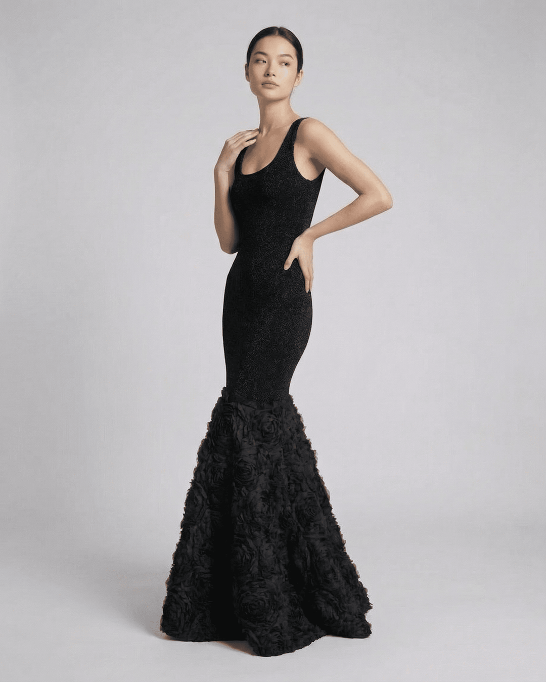 Vestido largo maxi negro, diseño moderno para mujer. Vestido de noche elegante y formal. Ropa sofisticada.