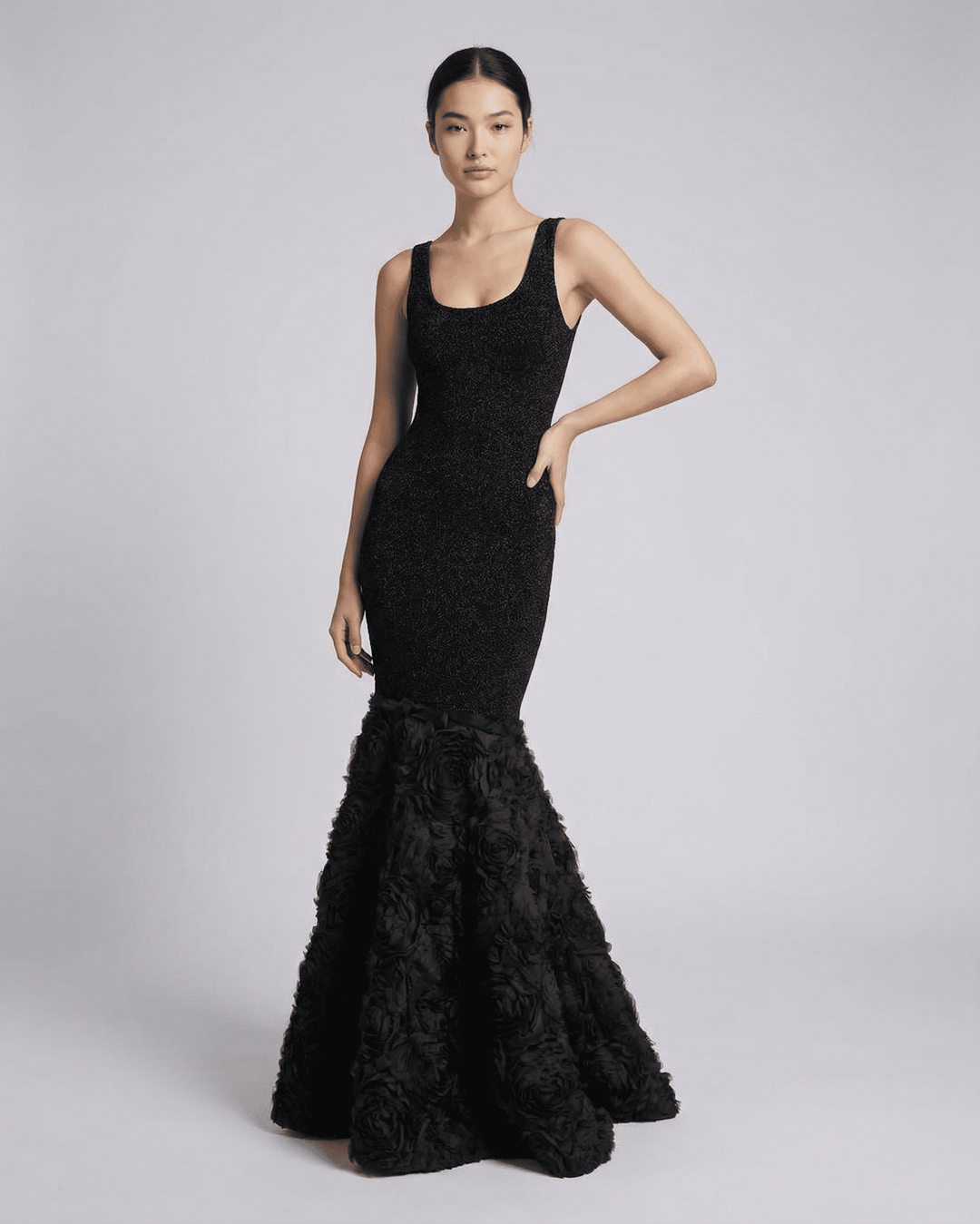 Elegante vestido maxi negro para mujer, perfecto como vestido de noche formal. Moda femenina sofisticada.
