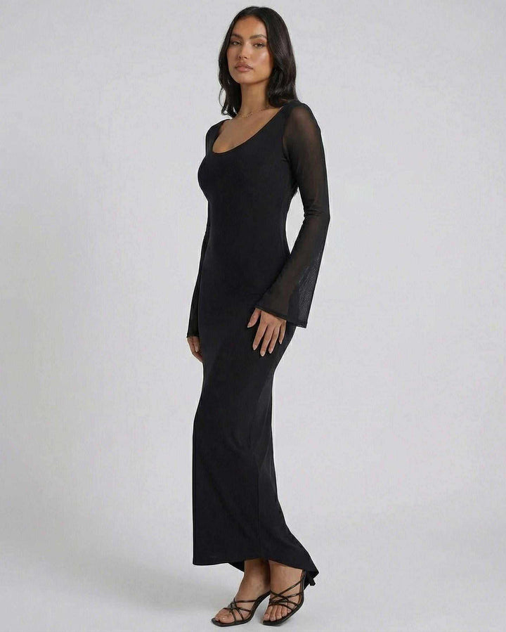 Vestido de mujer blanco, corte maxi elegante. Mangas largas transparentes para un look formal de fiesta.