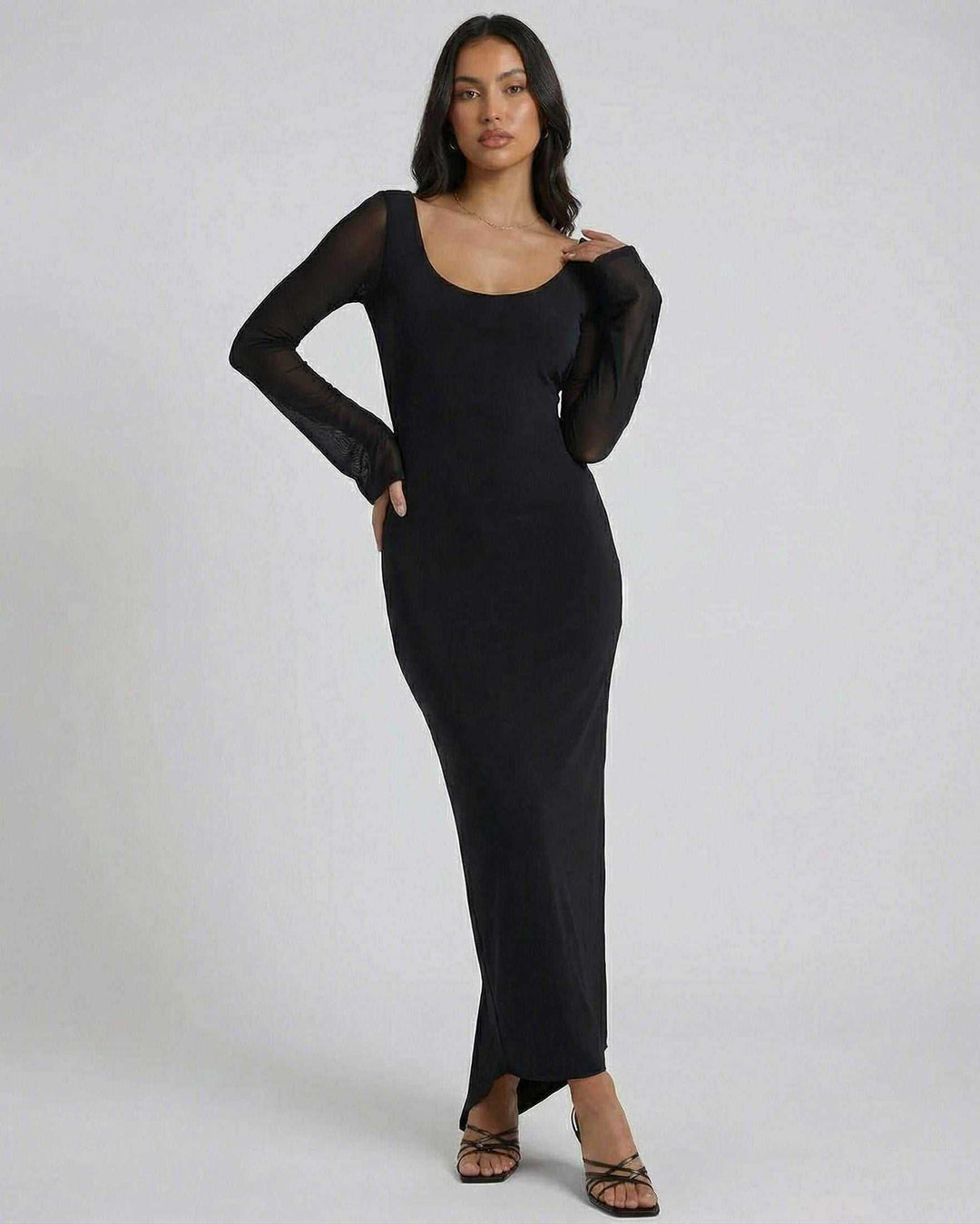 Vestido maxi blanco para fiesta, con mangas transparentes y diseño elegante. Ideal para noche o coctel.