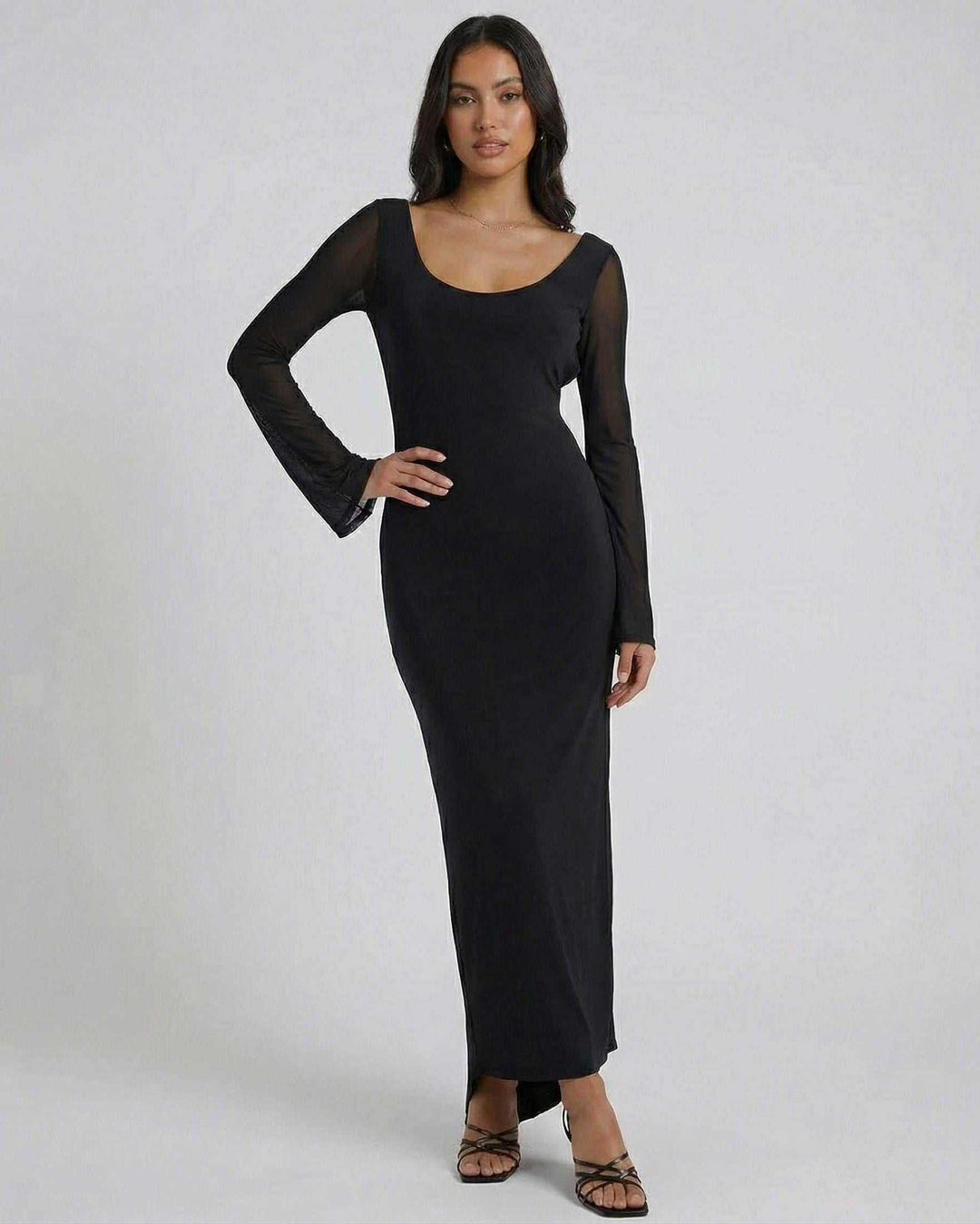 Vestido maxi blanco elegante para mujer, con distintivas mangas transparentes. Perfecto para ocasiones de noche.