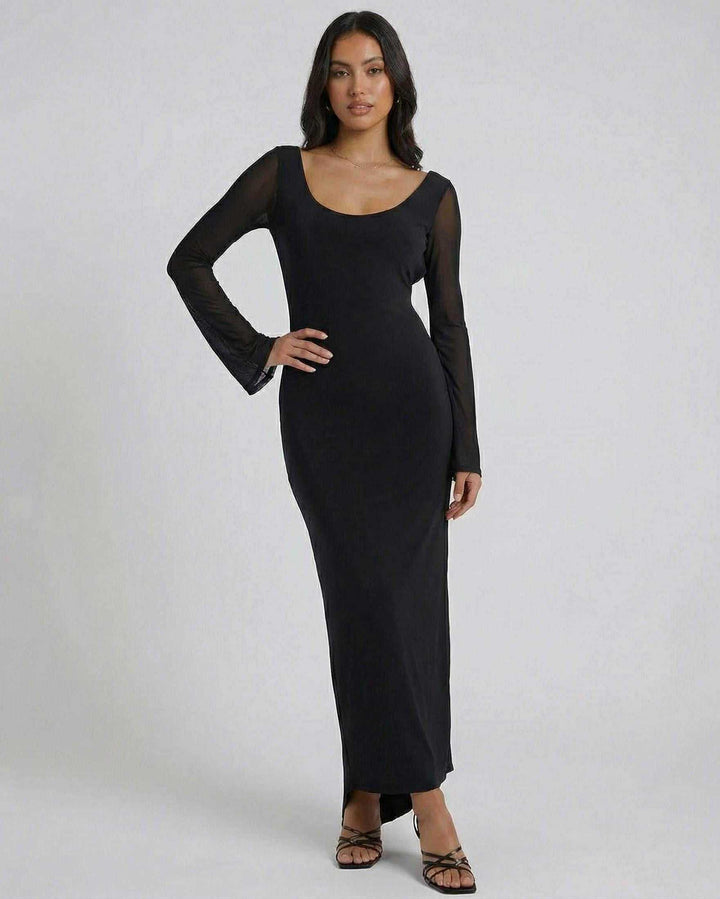 Vestido maxi blanco elegante para mujer, con distintivas mangas transparentes. Perfecto para ocasiones de noche.