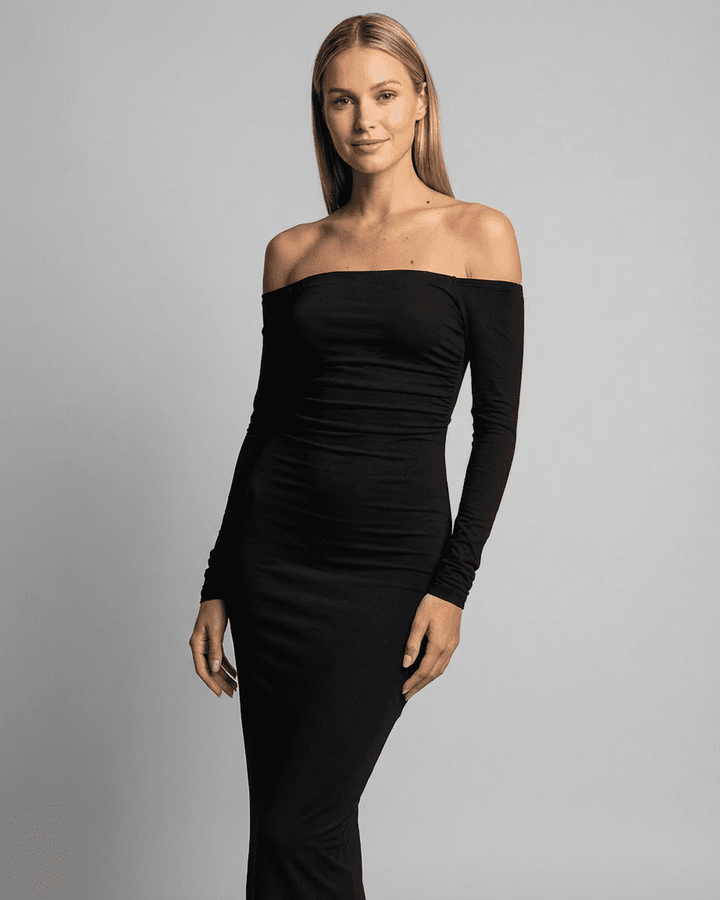 Vestido maxi negro atemporal para mujer, diseño off-shoulder con escote V y mangas largas, ideal para ocasiones especiales.